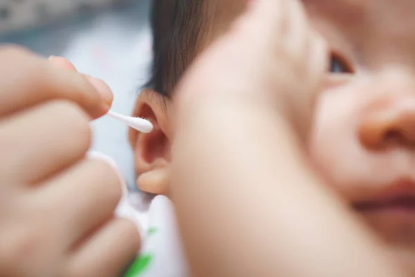 Madre mano limpieza bebé orejas y nariz —  Fotos de Stock
