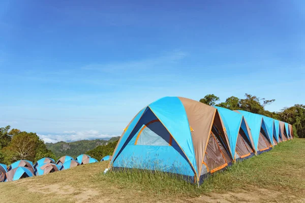Tenda de acampamento na montanha — Fotografia de Stock