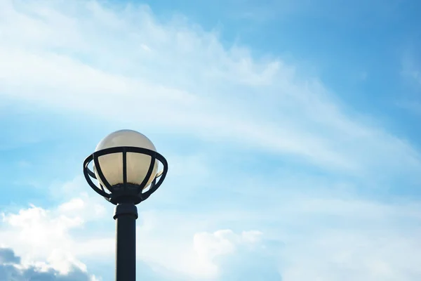 Straatlamp in de lucht — Stockfoto