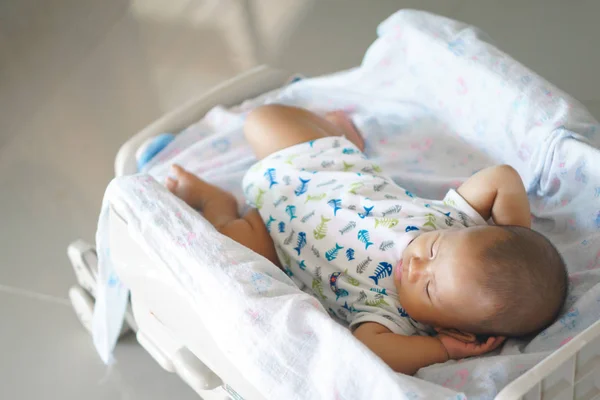 Durmiendo asiático bebé — Foto de Stock