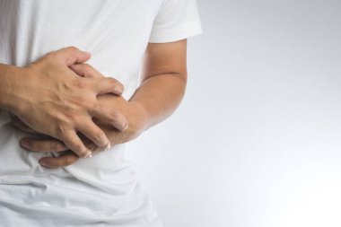 Midesi ağrıyan bir adam.