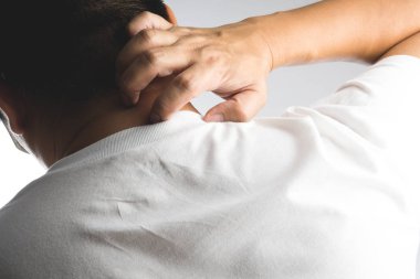 Adam çizik kaşıntı