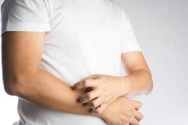 Adam çizik kaşıntı