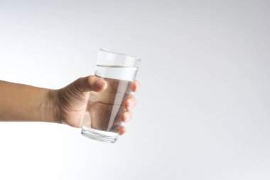 Bir bardak su tutan el.
