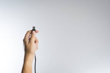 El ele tutuşan siyah USB kablo