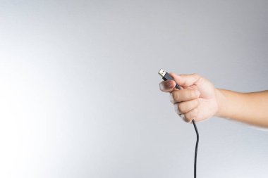 El ele tutuşan siyah USB kablo