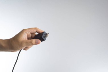 Bir elinde elektrik telefon adaptörü