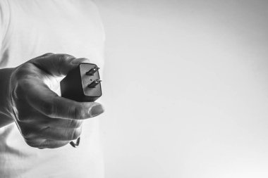 Bir elinde elektrik telefon adaptörü