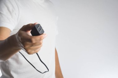 Bir elinde elektrik telefon adaptörü