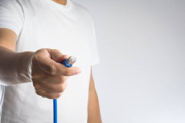 Elinde bir Lan konektörü