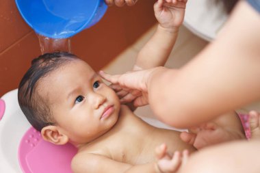 11 ay Asya bebek banyo