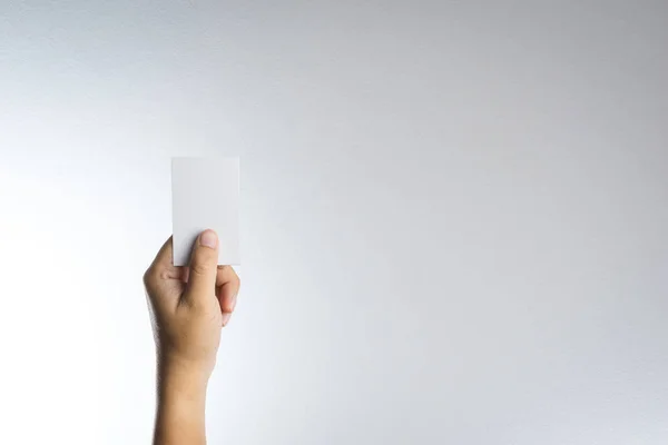 Hand hält leere Karte oder Papier — Stockfoto