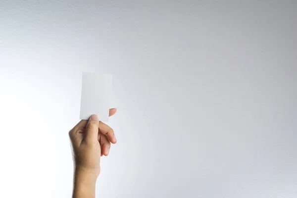 Hand hält leere Karte oder Papier — Stockfoto