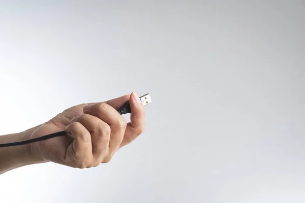Hand håller svart USB-kabel — Stockfoto