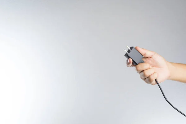 Elektriska telefon adaptern i en hand — Stockfoto