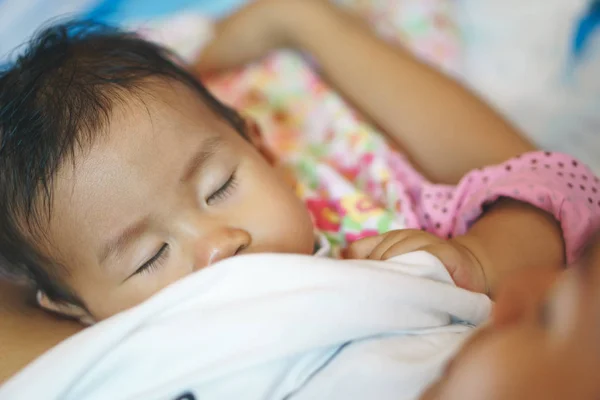 Allattamento 11 mesi Bambino asiatico — Foto Stock
