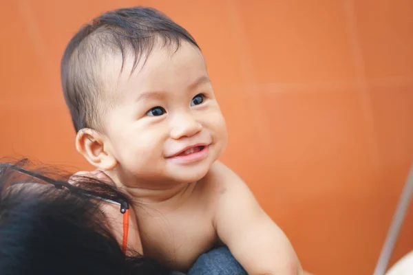 11 mesi Asiatico bambino balneazione — Foto Stock