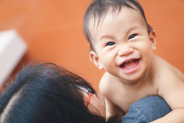 11 meses Asiático bebê banho — Fotografia de Stock