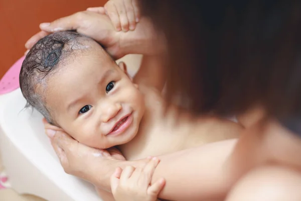 11 meses Asiático bebê banho — Fotografia de Stock