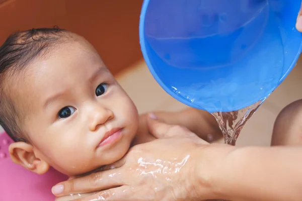 11 місяців азіатських купання немовляти — стокове фото