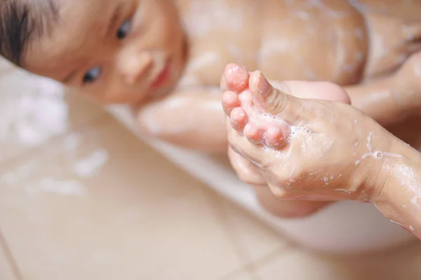 11 hónapos ázsiai baba fürdés — Stock Fotó