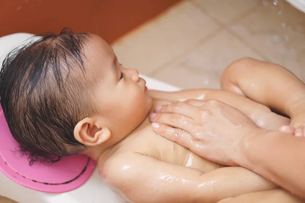 11 ヶ月アジアの赤ちゃんの入浴 — ストック写真