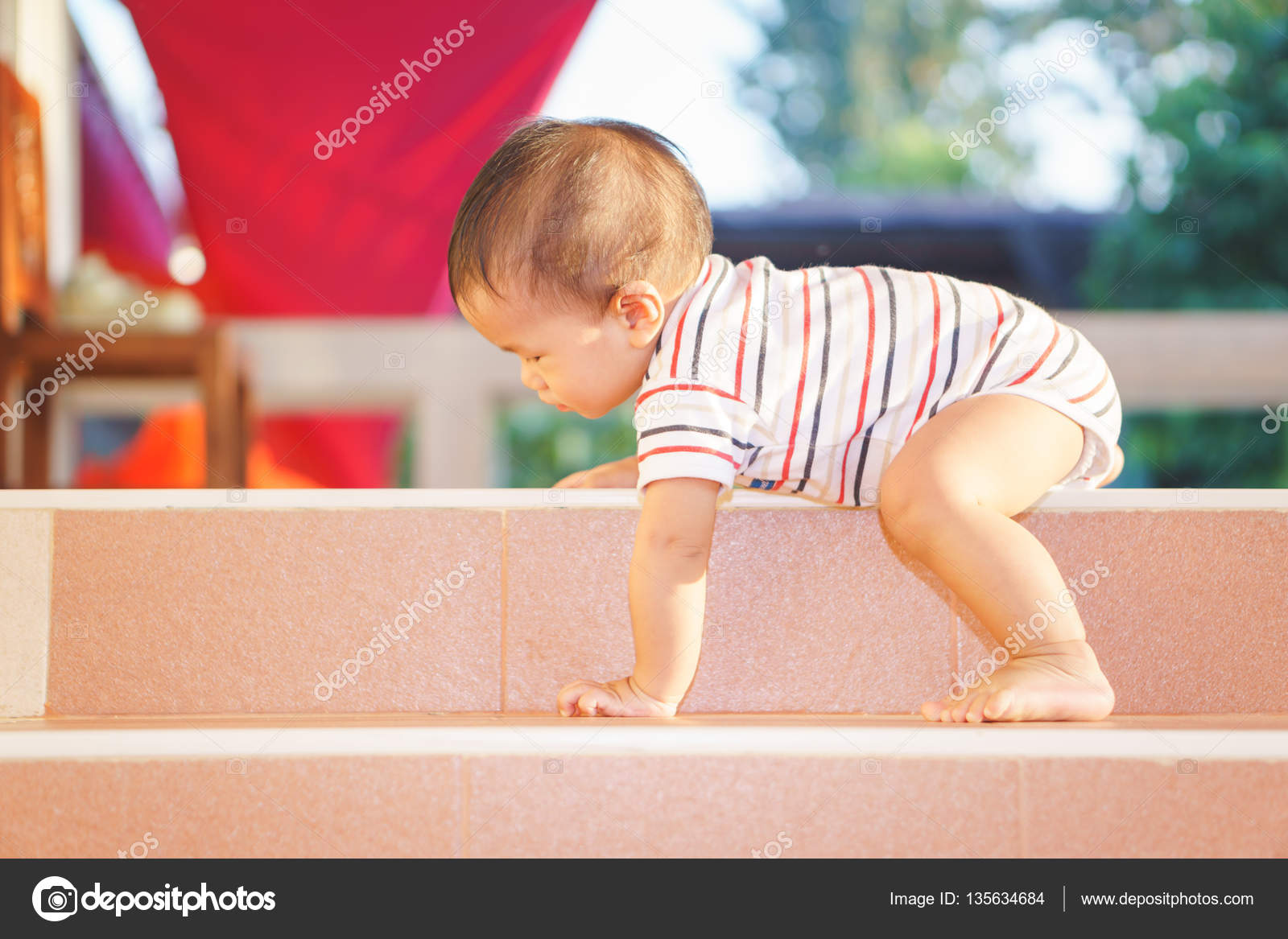 10 Mois Adorable Asiatique Bebe Monter Escaliers Image Libre De Droit Par Bonnontawat C
