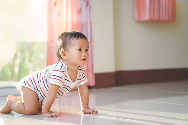 10 meses Asiático bebê rastejando no chão — Fotografia de Stock