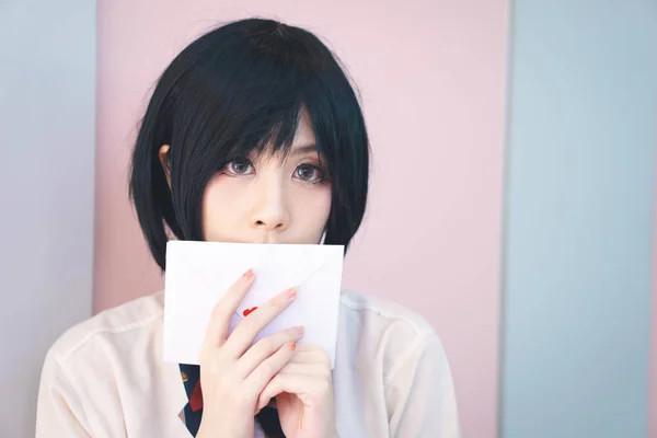 Asiática chica en uniforme con amor carta — Foto de Stock