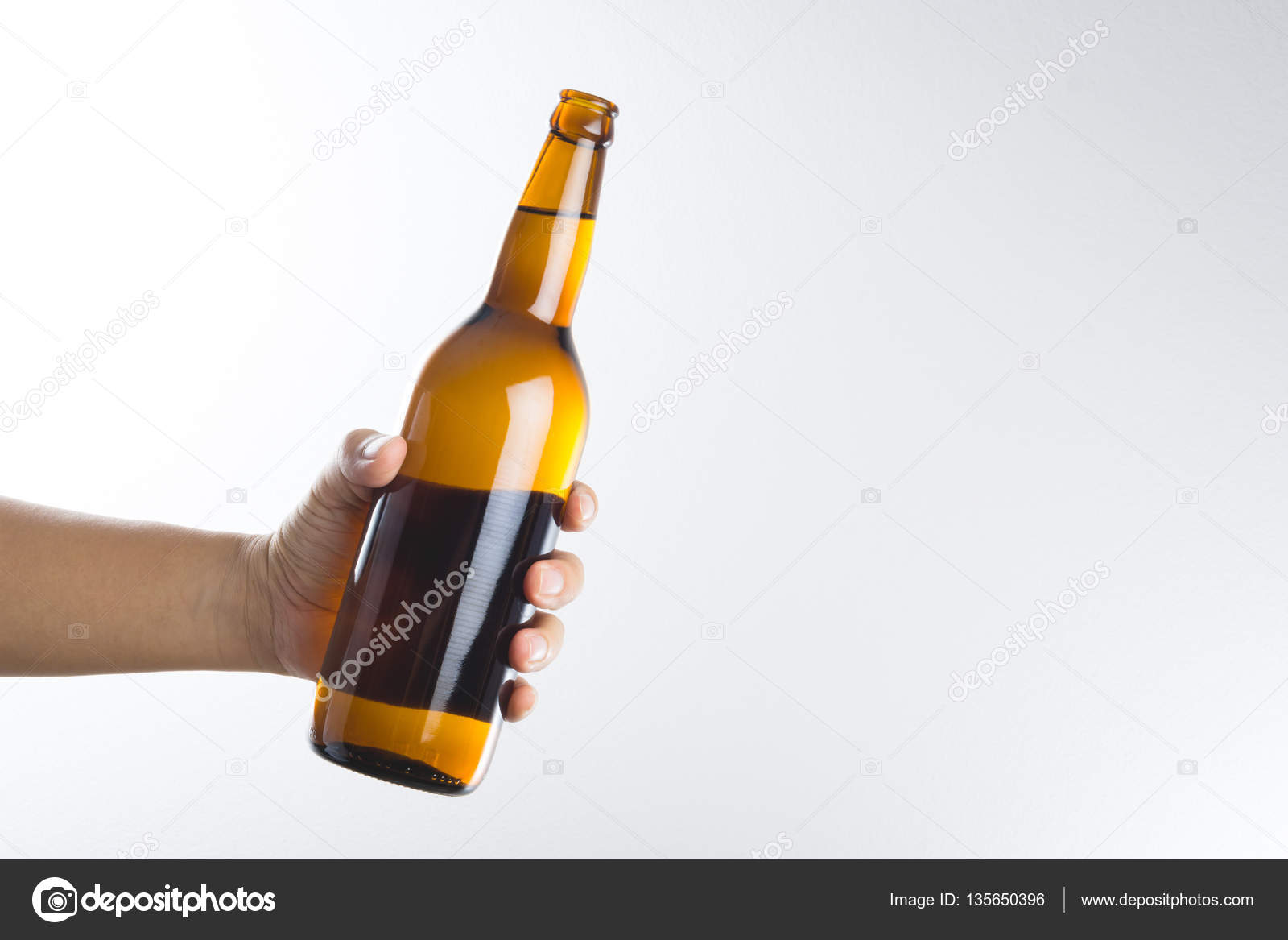 Hand holding a beer bottle Stock Photo by ©BonNontawat 135650396