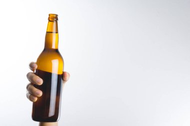 bir bira şişesi tutan el