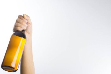 bir bira şişesi tutan el