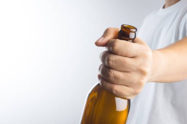 bir bira şişesi tutan el