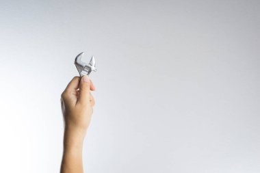 İngiliz anahtarını tutan el.