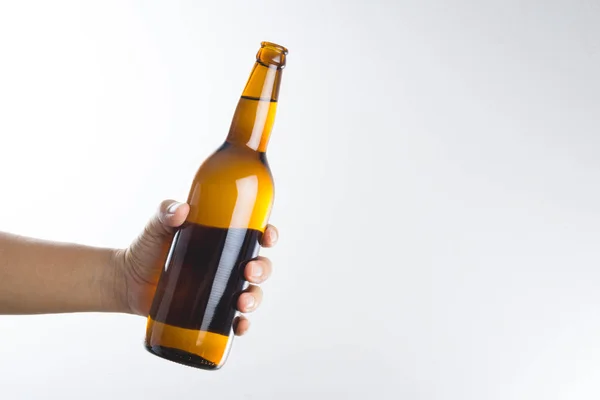 Mano sosteniendo una botella de cerveza —  Fotos de Stock