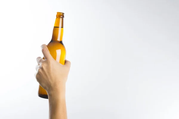 Mano sosteniendo una botella de cerveza —  Fotos de Stock
