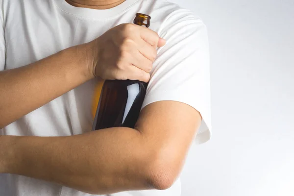 Uomo in possesso di una bottiglia di birra — Foto Stock