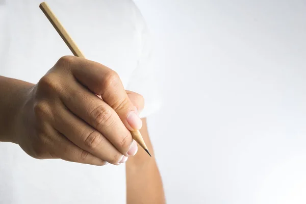 Höger hand håller en penna — Stockfoto