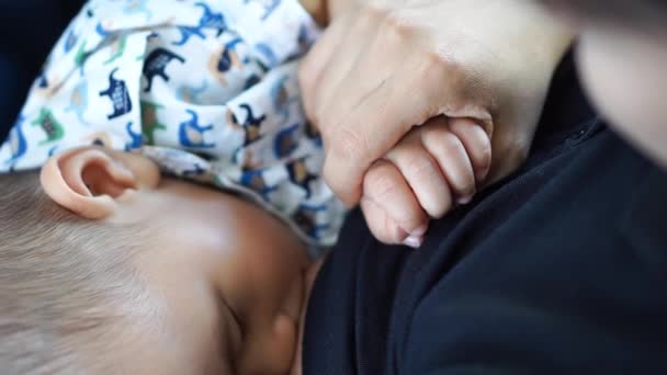 Een jaar oude Aziatische baby borstvoeding — Stockvideo