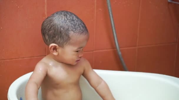 Годовалый азиатский ребенок был вымыт — стоковое видео