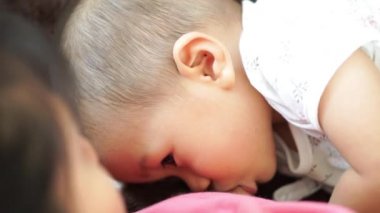 Bir yaşındaki Asya bebek emzirme