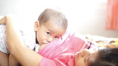 Bir yaşındaki Asya bebek emzirme