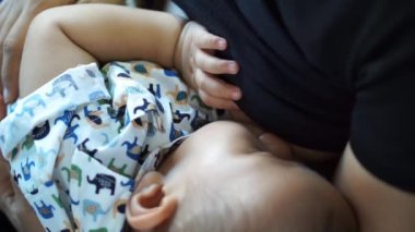 Bir yaşındaki Asya bebek emzirme