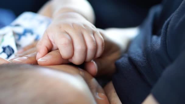 Un año de edad bebé asiático Lactancia materna — Vídeo de stock