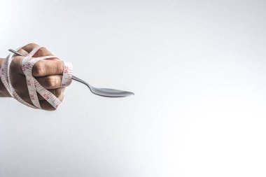 Gümüş çatal ve kaşık tutan adam el