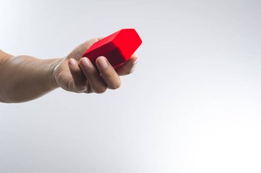 Bir adam bir kırmızı kadife kutu tutan el