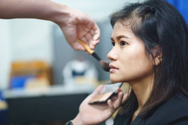 Makyaj sanatçısı kaş geçerlidir