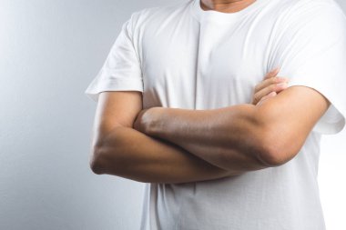 Bir adam geçti silah ile