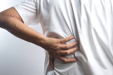 Sırt ağrısı olan bir adam