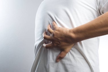 Sırt ağrısı olan bir adam